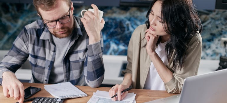 people calculating and talking about how to recognize moving frauds