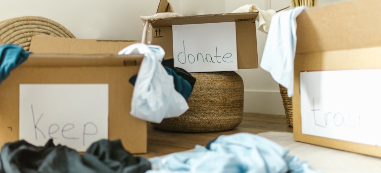 boxes labeled 'keep', 'donate,' 'discard'